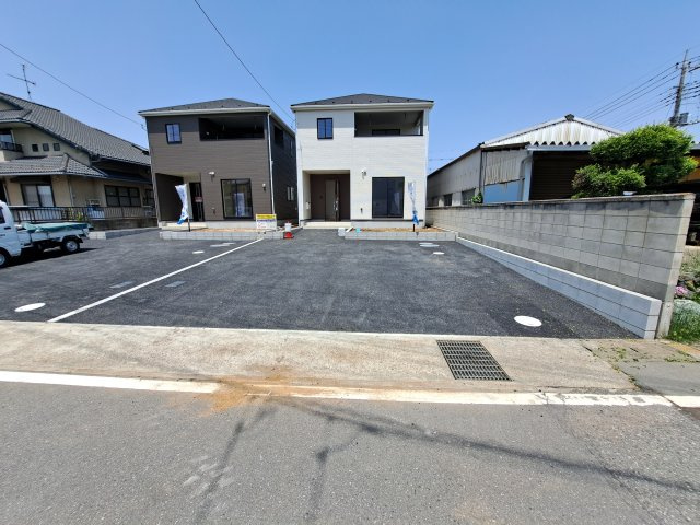 新築　伊勢崎市富塚町第13　クレイドルガーデン　2号棟の駐車場|現地写真　駐車スペースは並列3台分可能です！

