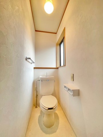 京都市西京区御陵峰ケ堂町2丁目　中古戸建のトイレ|2階トイレ