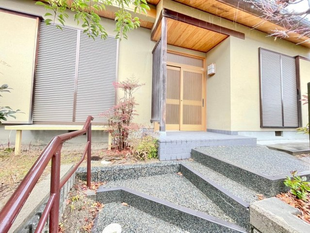 京都市西京区御陵峰ケ堂町2丁目　中古戸建の玄関