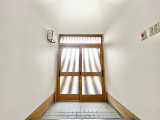 京都市西京区御陵峰ケ堂町2丁目　中古戸建の玄関