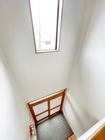 京都市西京区御陵峰ケ堂町2丁目　中古戸建の構造・工法・仕様|玄関吹抜け