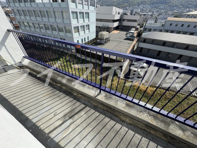 グロースハイツ瓢箪山Ⅱのバルコニー|外からの目が気にならないバルコニーで洗濯物が干せます