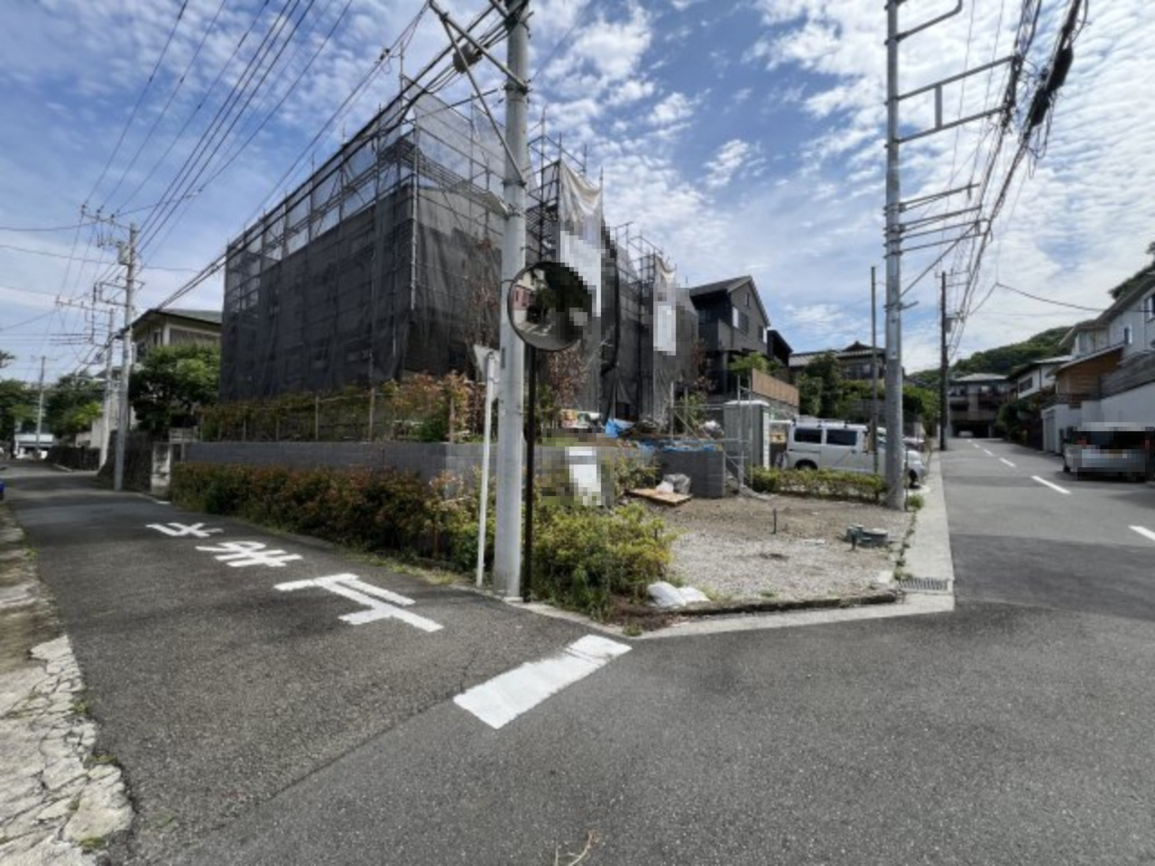 古都鎌倉の雰囲気を感じられる旧分譲地内の新築住宅の前面道路含む現地写真