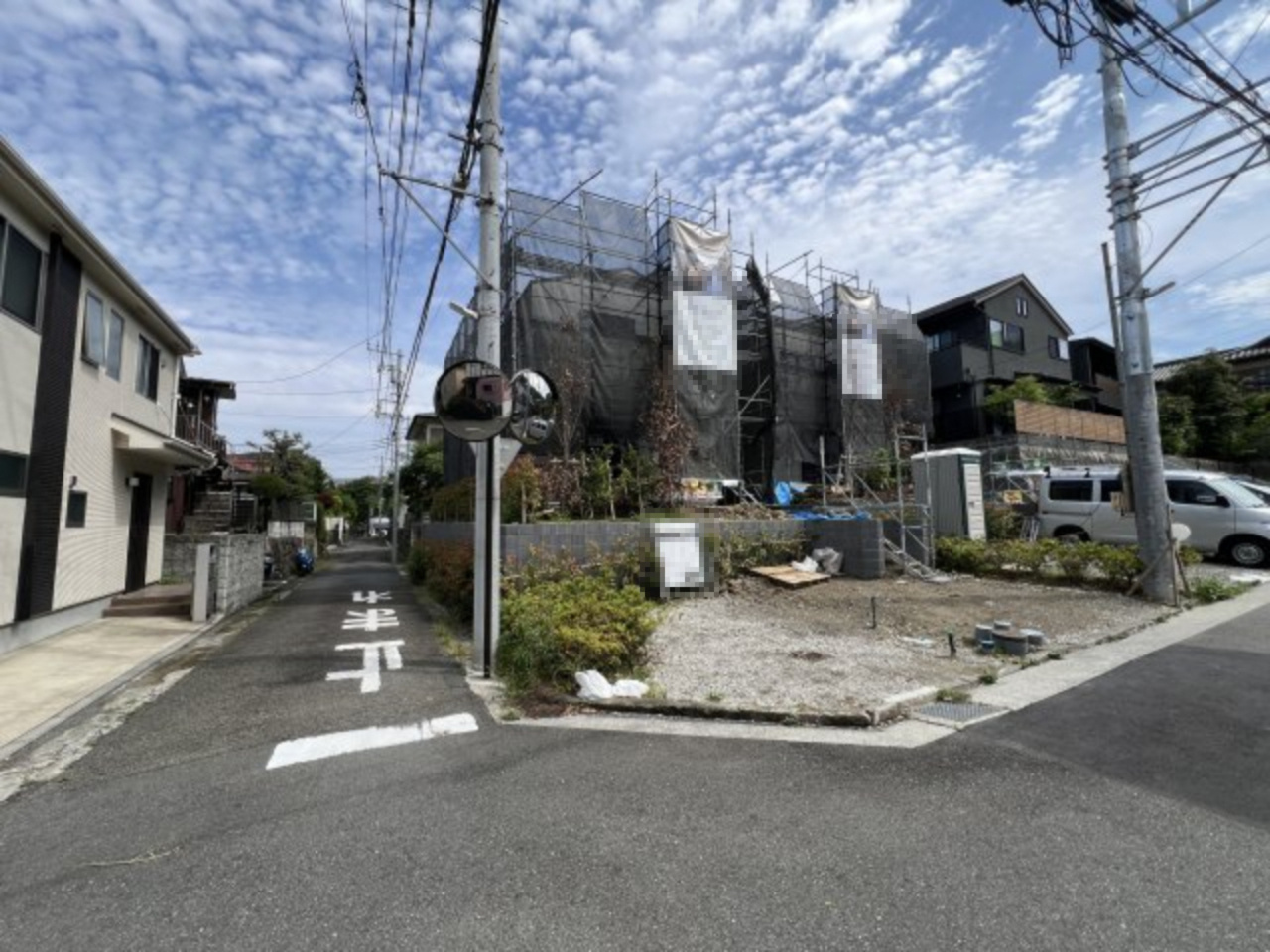 古都鎌倉の雰囲気を感じられる旧分譲地内の新築住宅の前面道路含む現地写真