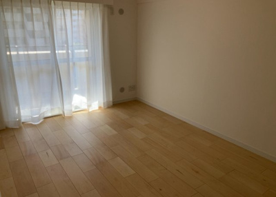 【洋室】 | プラザシティ相模大野４号棟 | 洋室のメリットは重い家具が置きやすく、身の回りが整理しやすいことです。 床がフローリングのため畳とは異なり凹みにくいです。 クローゼットなど収納が豊富で、普段使わない旅行カバンや服の整頓も簡単にです。