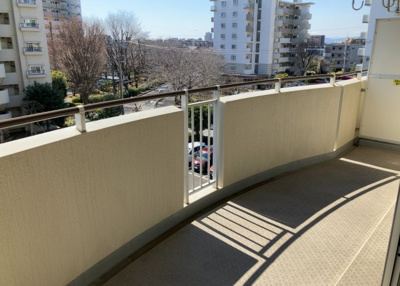 【バルコニー】 | プラザシティ相模大野４号棟 | バルコニーは、室外の専用スペースのうち、「屋根がなく開放された空間」であるものを指します。ベランダより広いタイプのものが多く、日当たりもよいため家庭菜園などを楽しみたい人にとって適した環境となります。