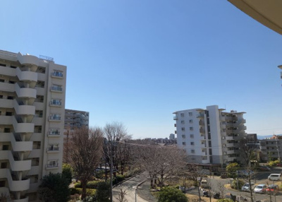 【展望】 | プラザシティ相模大野４号棟 | 眺望の良さを楽しめるダイニングキッチンで家族団らんの時間を過ごしてはいかがでしょうか。バルコニーから見える景色を家族で眺める時間は、時間が経つのを忘れてしまいそうですね。是非、現地を見に行きましょう！
