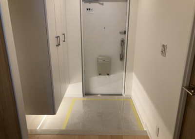 【玄関】 | プラザシティ相模大野４号棟 | 玄関は家の顔でもあり、家族以外の目にも止まる場所です。玄関は外との間を仕切る扉、靴などをしまっておく収納スペース、靴脱ぎのたたきスペース、来客とのやり取りをするドアホンなど複数のアイテムからなります。