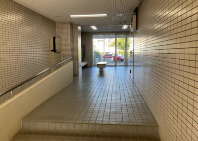 【エントランス】 | プラザシティ相模大野４号棟 | マンションのエントランスには、もともと風よけや防犯の役割がありますが、マンションによって宅配ボックスなどの設備が備わっている所もあります。日々の生活をイメージしながら生活しやすさをチェックしましょう。