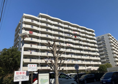 【現況写真】 | プラザシティ相模大野４号棟 | 外観はマンション管理がされているかの目安になります。築年数が古いと、壁面は劣化してひび割れが生じることも！建物が古びていても細かいところが修繕されていると、きちんと管理されているなぁと感じるでしょう。