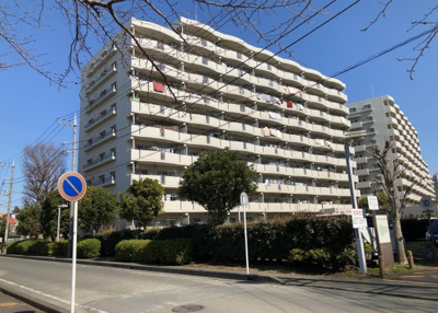 【外観】 | プラザシティ相模大野４号棟 | マンションの外観は非常に重要なポイントです！外観の善し悪しは資産価値に大きな影響を与えます。外観のいいマンションを購入することで、高値で売却がしやすく、買い手が見つかりやすいというメリットがあります。