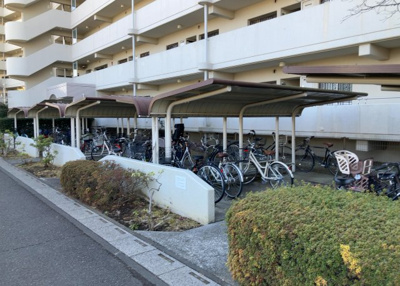 【駐車場】 | プラザシティ相模大野４号棟 | 車一台あたりに必要なスペースは、標準サイズの普通自動車で横幅2m50cm、長さ5mは必要になります。ただし、乗降のことも考慮して横幅3m30cm、長さ5m50cmほどは確保できるところを選びましょう。