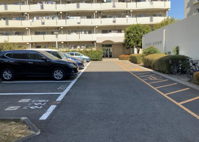 【駐車場】 | プラザシティ相模大野４号棟 | 駐車場と明記されていても、最小スペースでつくられた駐車場だと大型車は駐車できなかったり、出入りしにくくなったりする可能性があります。お車のサイズと購入したい物件の駐車場のサイズを現地で確認しましょう。