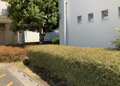 【庭】 | プラザシティ相模大野４号棟 | 物件によっては、入居者が個人的に使用できる専用庭がついているものもあります。また、住宅の中にある土間の部分を庭と呼ぶこともあります。庭の用途は住む人によって変わり、それによってデザインもさまざまです。