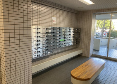 【設備】 | プラザシティ相模大野４号棟 | エントランス付近に設置されている集合ポストは、住んでいる部屋と離れているため、ポストをあさるなど誰かに何かされていても被害に気づきにくいです。入居する時には他人に特定されにくい番号で鍵をかけましょう！