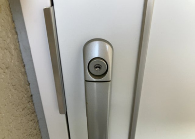 【防犯設備】 | プラザシティ相模大野４号棟 | 当然のことではありますが、オートロックやセンサーライト、ホームセキュリティーなどの防犯設備があれば、小さいお子様がいるご家庭も安心ですよね！まず物件購入の際は、防犯設備もチェックするようにしましょう。