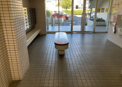 【ロビー】 | プラザシティ相模大野４号棟 | ラウンジは、マンションの共用スペースに椅子やテーブルなどを配置した利用者が寛げる空間です。屋内型ラウンジと屋外型ラウンジがあります。共用部分の管理状況と合わせて、詳細については現地でご確認ください。