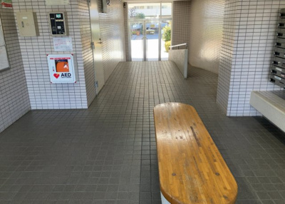 【ロビー】 | プラザシティ相模大野４号棟 | ロビーというと、エントランスと何がちがうの？と思いますよね。実はロビーとエントランスには明確な決まりはありません。物件によっては、エントランスを入って広がるある程度の広さのある空間がロビーとなります。