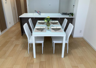 【ダイニング】 | プラザシティ相模大野４号棟 | ダイニングは、食事や家族の団らんスペースとしてだけではなく、ほかの用途としても使用することができます。ダイニングテーブルを置き、食事のためのスペースを作ることでリビングとの差別化を図ることができます。