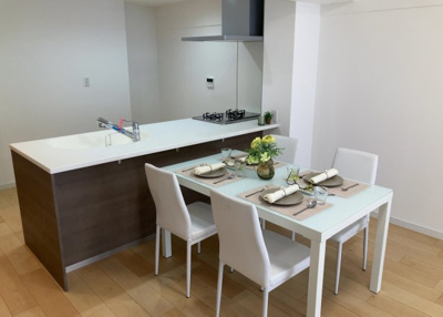 【キッチン】 | プラザシティ相模大野４号棟 | L型アイランドタイプは、キッチンからダイニングにもリビングにも目が行き届くので、とても使いやすい配置です。L字型独立タイプは、キッチンを独立させてるためLDKというよりもLDといった様なイメージです。