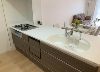 【キッチン】 | プラザシティ相模大野４号棟 | 標準的なシステムキッチンの横幅は、165cm～300cm程度です。2100・2400・2550・2700などミリ単位で表記されます。普段どのように料理をするのかを想定しながら合ったサイズを選びましょう