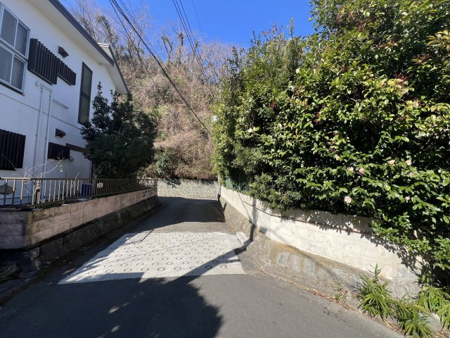 古都鎌倉の風情を感じる旧分譲地内の角地の戸建住宅の前面道路含む現地写真