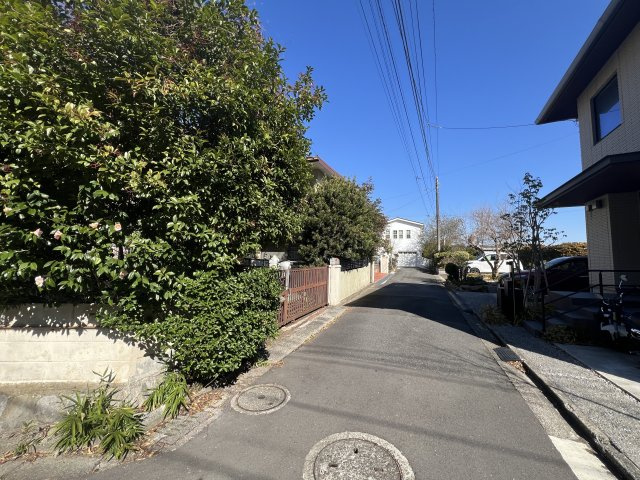 古都鎌倉の風情を感じる旧分譲地内の角地の戸建住宅の前面道路含む現地写真