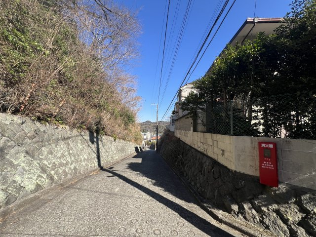 古都鎌倉の風情を感じる旧分譲地内の角地の戸建住宅の前面道路含む現地写真