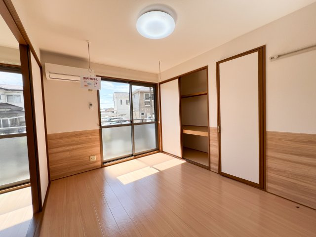 ドルフ東久万の洋室