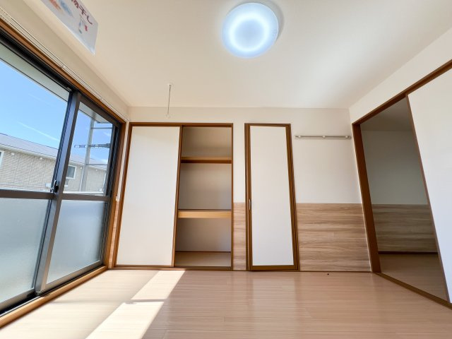 ドルフ東久万の洋室