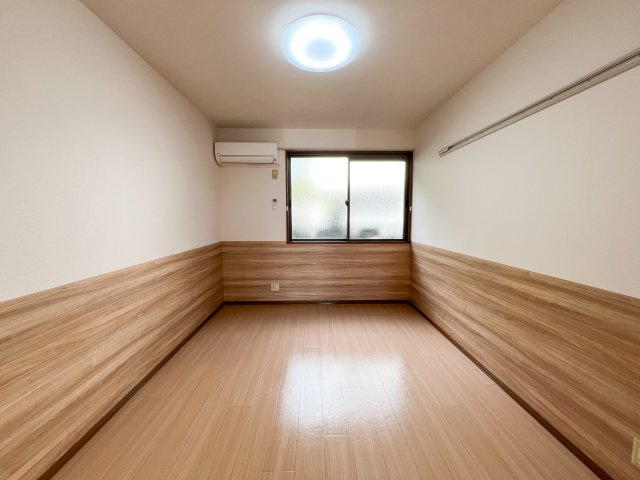 ドルフ東久万の洋室