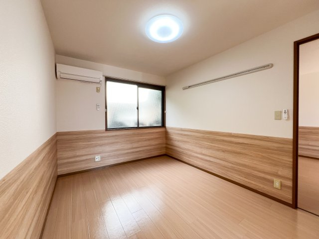 ドルフ東久万の洋室