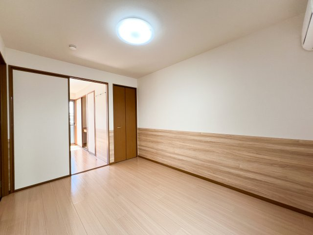 ドルフ東久万の洋室