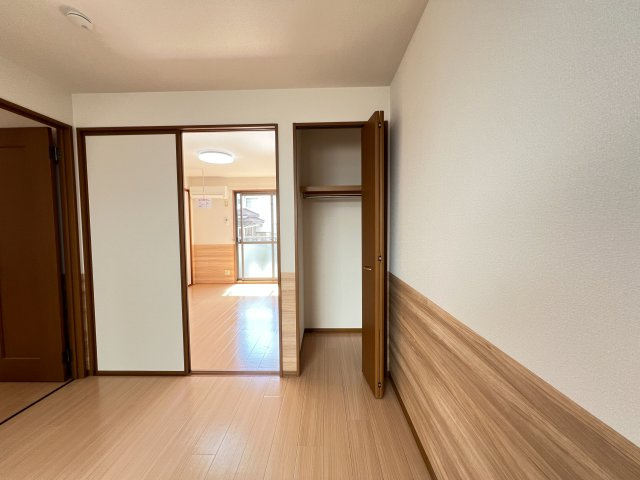 ドルフ東久万の洋室