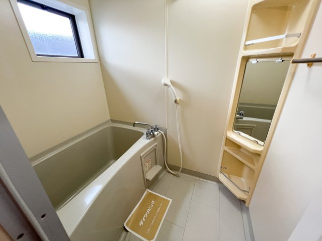 ドルフ東久万の浴室