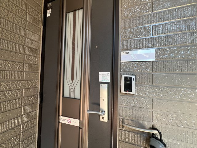 ドルフ東久万の玄関