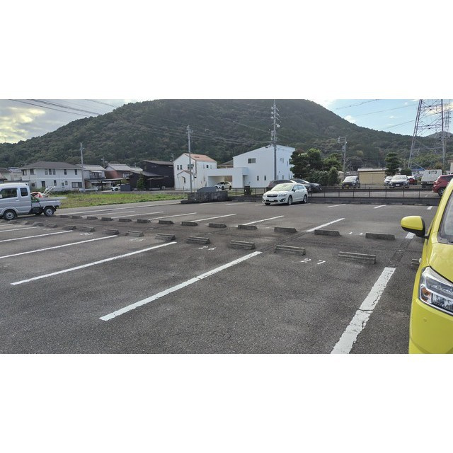 岐阜市粟野西３丁目のアパートの駐車場