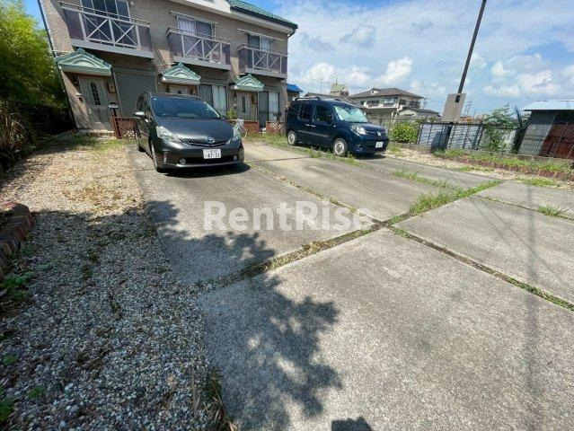 リバティの駐車場