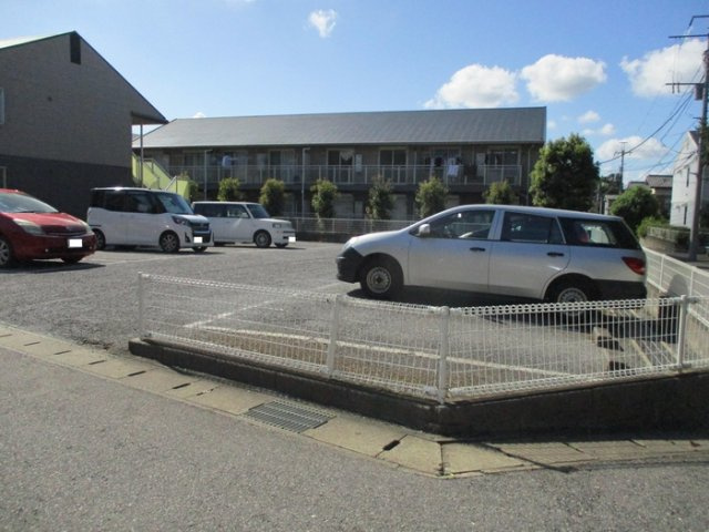 グランドサン六番館の駐車場