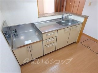 広島市安佐北区落合南９丁目のアパートのキッチン