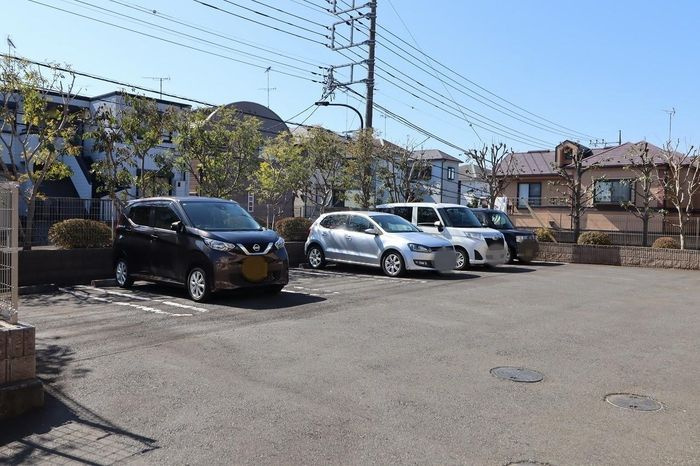 ウィステリアコートの駐車場