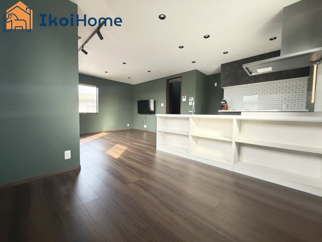 明石市二見町福里　中古戸建の内装|LDK16.5帖になります。2面採光で明るいです。庭に繋がる大きな窓もございます。