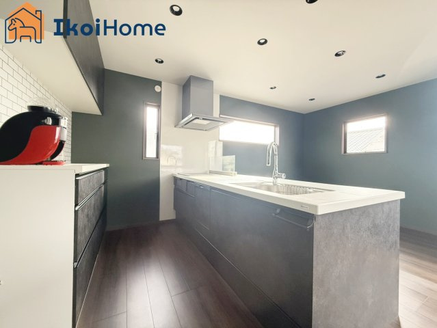 明石市二見町福里　中古戸建のキッチン|●年中無休：当日予約可●キッチンには同色のカップボードが備え付けられており収納力抜群です。