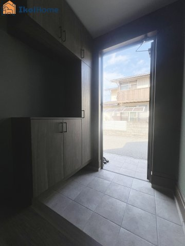 明石市二見町福里　中古戸建の玄関|●年中無休：当日予約可●玄関には靴をたくさん収納できるシューズボックスが完備されています。