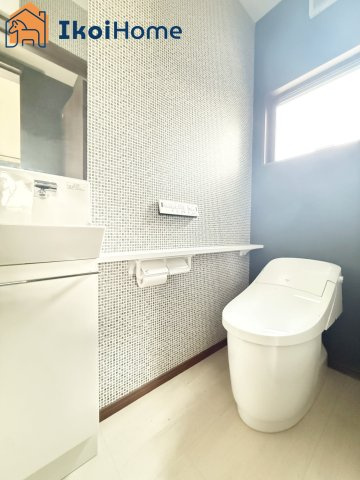 明石市二見町福里　中古戸建のトイレ|●年中無休：当日予約可●玄関には靴をたくさん収納できるシューズボックスが完備されています。