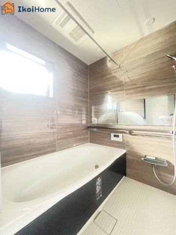 明石市二見町福里　中古戸建の浴室|●年中無休：当日予約可●自動湯沸し・追炊き・足し湯などがついたオートバス。給湯パネルからも操作可能。