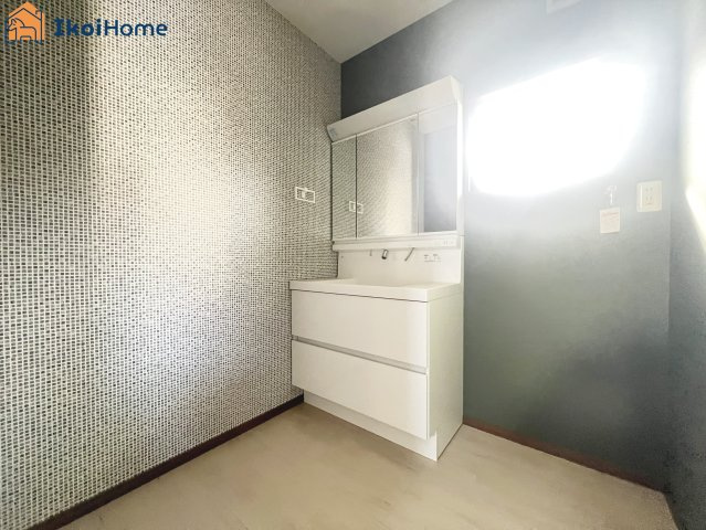 明石市二見町福里　中古戸建の洗面所|●年中無休：当日予約可●洗濯機を置く洗濯パンがついていません。価格は5000〜15000円前後です。