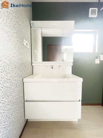 明石市二見町福里　中古戸建の洗面所|●年中無休：当日予約可●洗面台はお化粧をする時に便利な３面鏡。ワイドシンクでゆったり作られています。