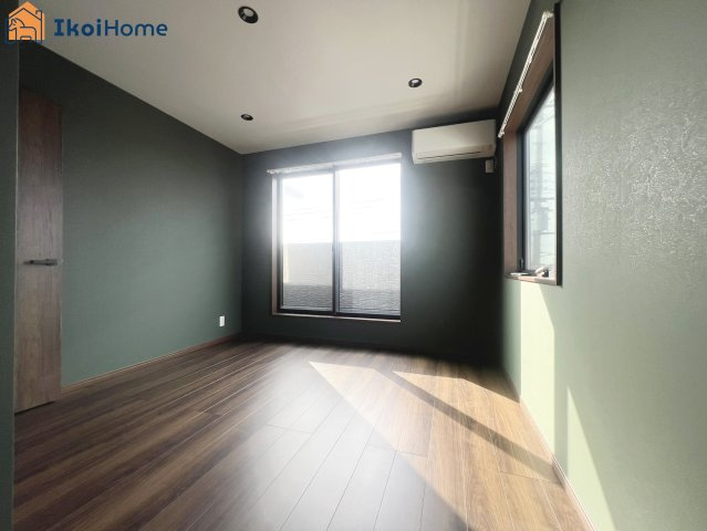 明石市二見町福里　中古戸建の子供部屋|●年中無休：当日予約可●こちらの洋室からはバルコニーに出ていただけます！