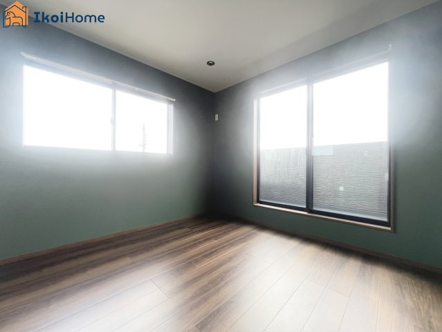 明石市二見町福里　中古戸建のその他|3階洋室6.7帖になります。バルコニーに続く大窓と小窓がありますので、大変明るくなっています。